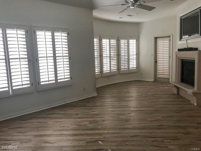 Building Photo - 2 br, 2.5 bath Condo - 83 Plaza de las Flores