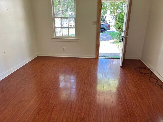 Building Photo - 2 Bedroom 1 Bath Home Available for Rent!