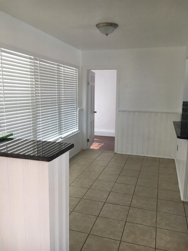 Building Photo - 2065 Mattern Dr