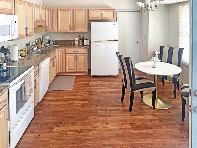 Foto del edificio - 1121 Oakcrest Dr