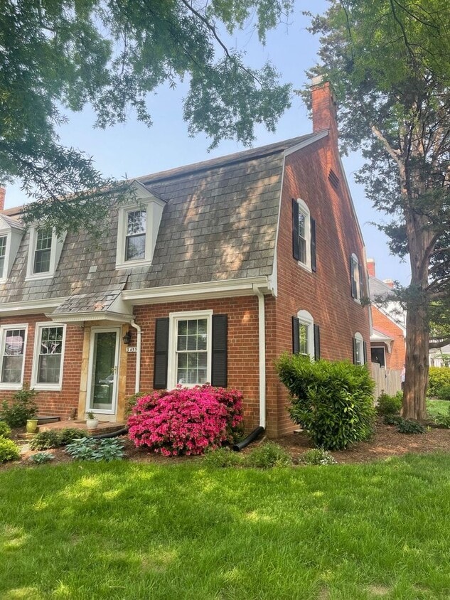 Primary Photo - Beautifully Maintained 2 Bed 2 Bath + Den ...