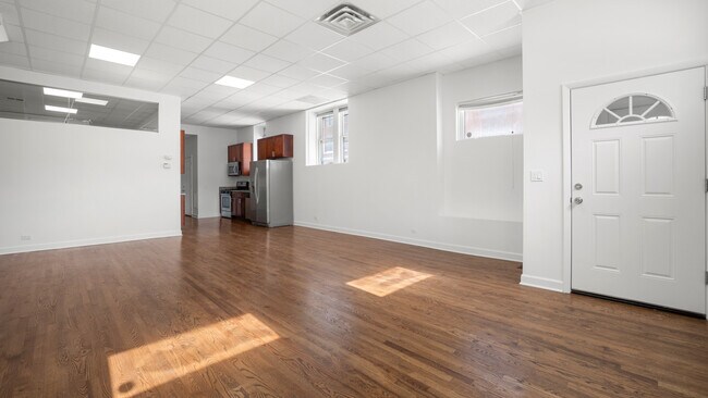 Foto del edificio - 1200 W Grand Ave