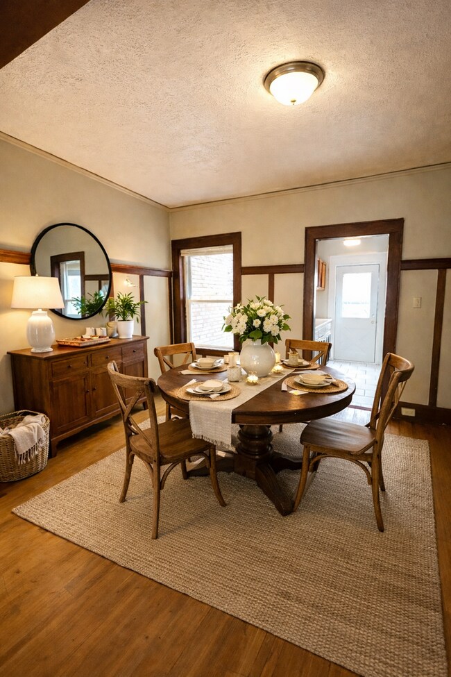 Foto del edificio - AVAILABLE JUNE - 4 Bed 1 Bath Townhome