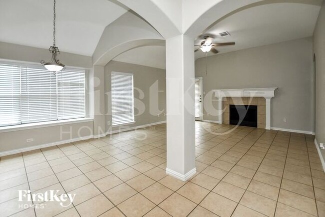 Foto del edificio - 205 Wooded Creek Ave