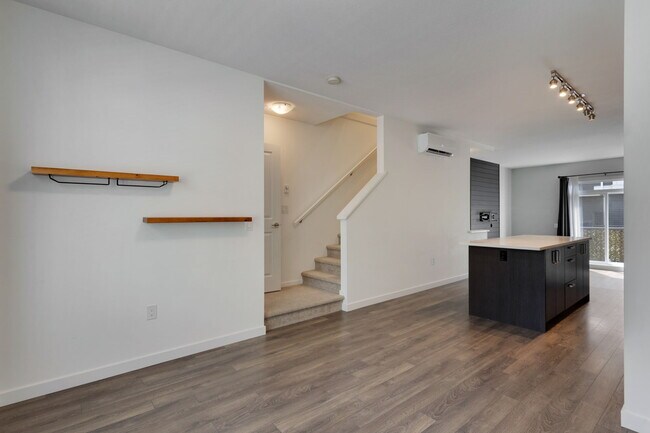 Photo du bâtiment - Luxury 4-Bedroom Townhome with 2-Car Garag...