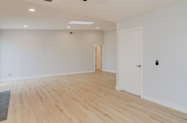 Foto del edificio - Turnkey Huntington Beach Home with Modern ...
