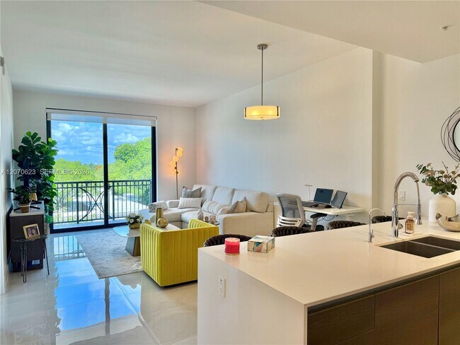 Foto del edificio - 301 Altara Ave