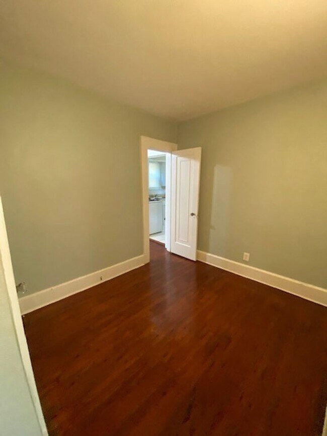 Building Photo - 801 23rd Ave N