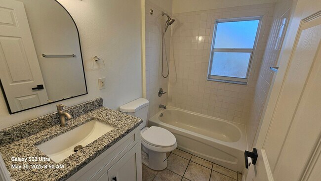 Foto del edificio - Fully Remodeled 3 Bedroom, 2 Bath Duplex w...