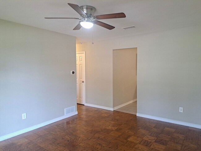 Building Photo - 3 Bedroom / 1 Bath / 1 Car Garage