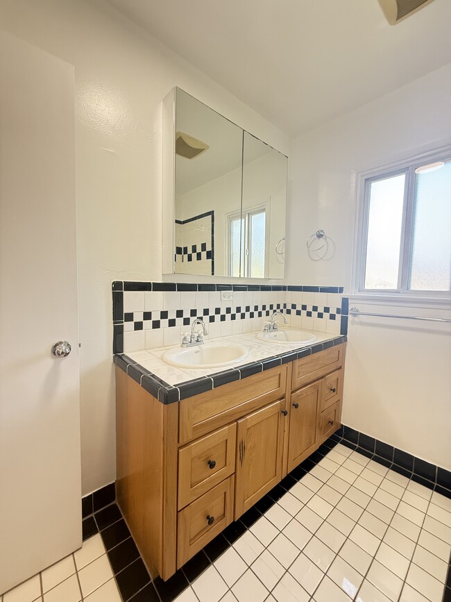 Building Photo - 4420 Overland Ave