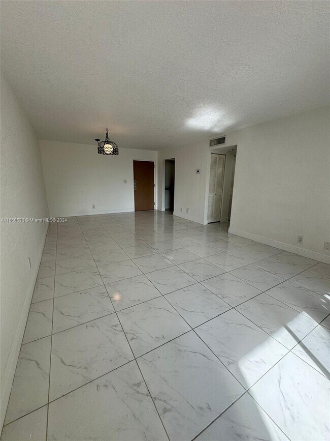 Foto del edificio - 8511 NW 8th St