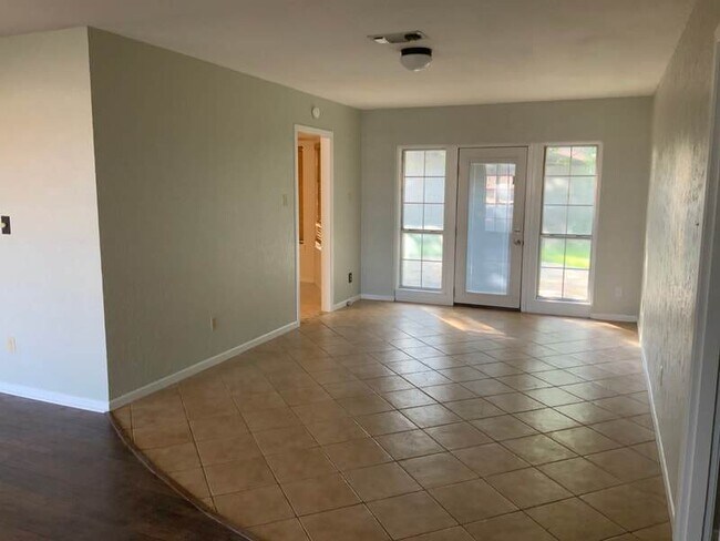 Foto del edificio - Spacious 4 bedroom 2 bath with lots of par...