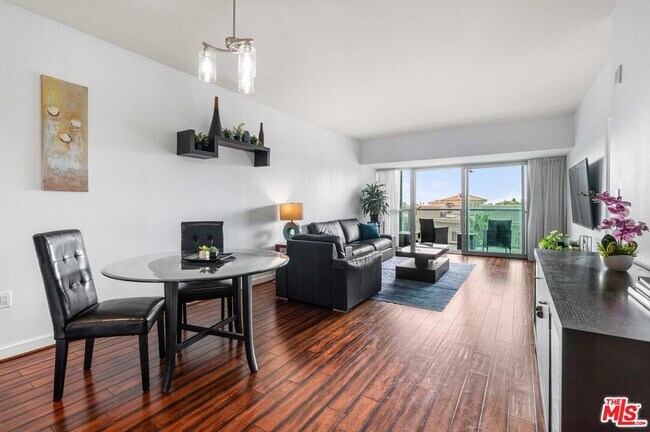 Building Photo - 13700 Marina Pointe Dr