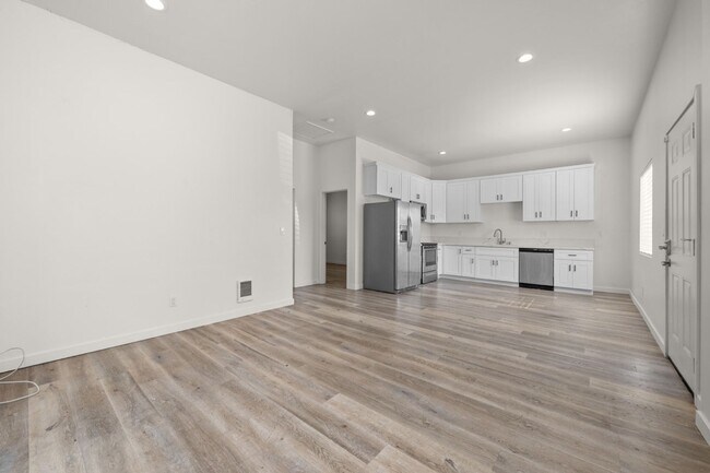 Building Photo - 6208 Pembroke Dr