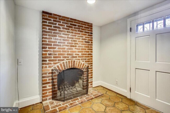 Building Photo - 719 G St SE