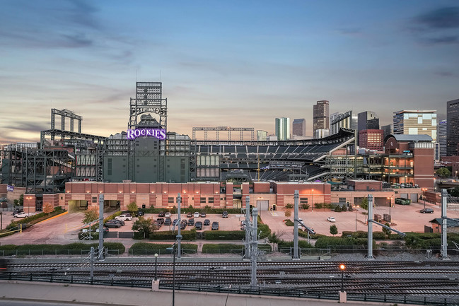 Con una ubicación ideal en la estación de ferrocarriles del vecindario de Denver North, con vistas a Coors Field desde la azotea - The Casey