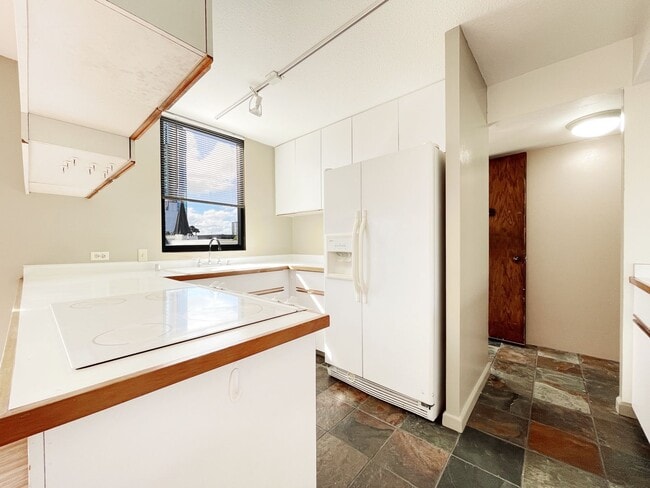 Building Photo - Downtown Living at Royal Queen Emma! 2 PAR...