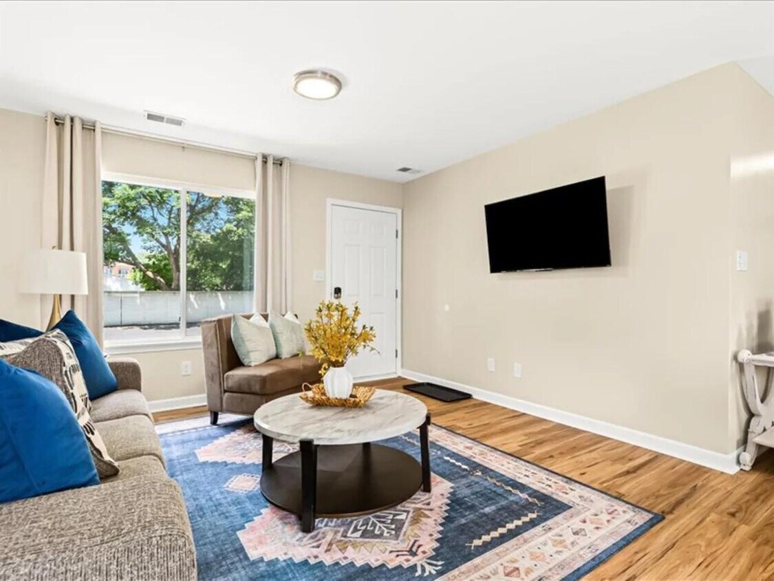 Foto principal - 18459 Sharon Ln