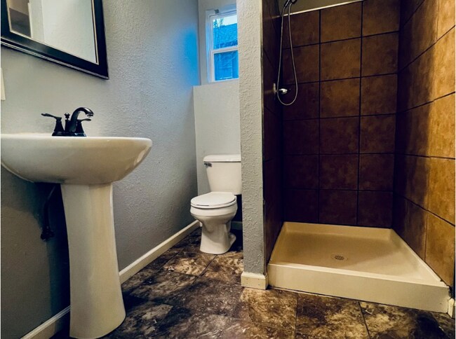 Foto del edificio - 5423-5425 E 27th St