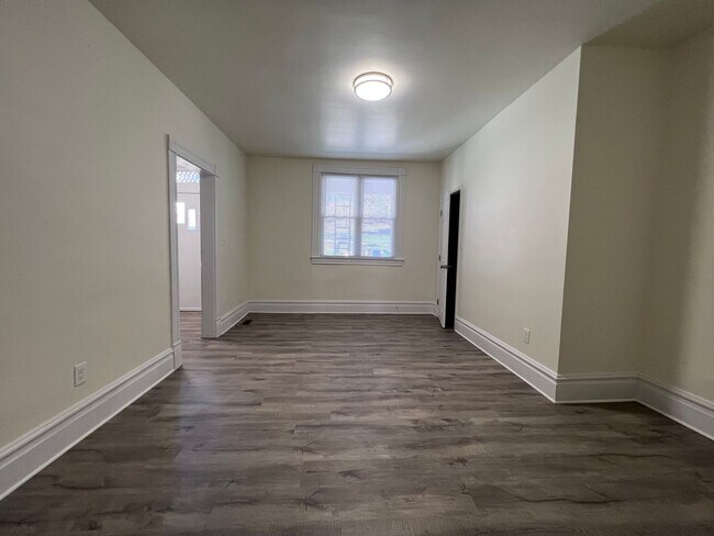 Foto del edificio - Updated 3BR 1.5 Bath House plus off street parking spot