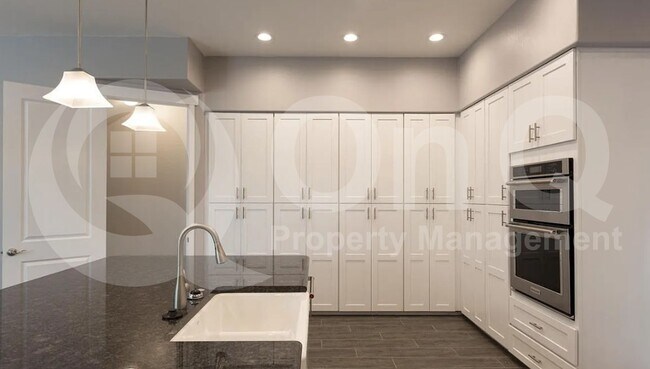 Building Photo - 1028 E Curry Rd