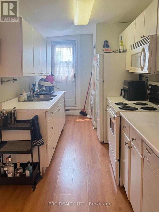 Building Photo - 6 Givins St