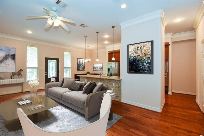 Foto del edificio - 815 Garden Rose Ln