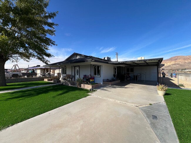 Foto del edificio - Beautiful 3 Bedroom 1 Bathroom House with Fenced and Landscaped Yard with All Utilities Included