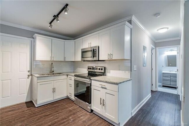 Foto del edificio - Two Bedroom Duplex Great Features and Comf...