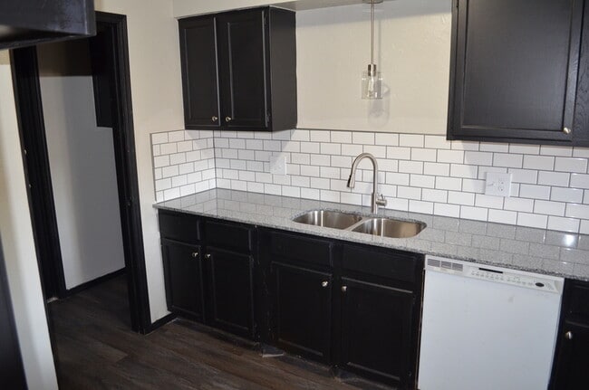 Building Photo - 7215 Edenborough Dr
