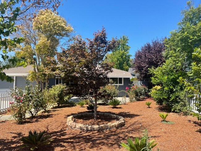 Foto del edificio - MENLO PARK - Well Maintained Home In Desir...