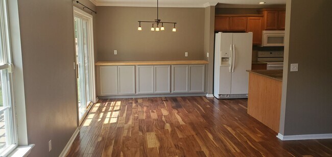 Foto del edificio - 3 bd, 2 ba house, E Columbia, quick access to I-70, plank flooring and carpet, fenced/shed