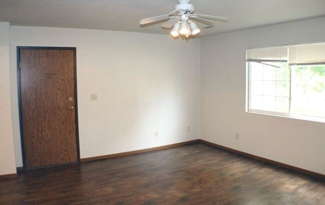 Building Photo - $1,095 | 2 Bedroom, 1 Bathroom 2nd Floor C...