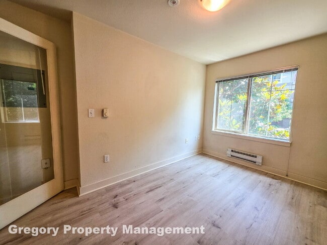 Building Photo - 700 E Denny Way