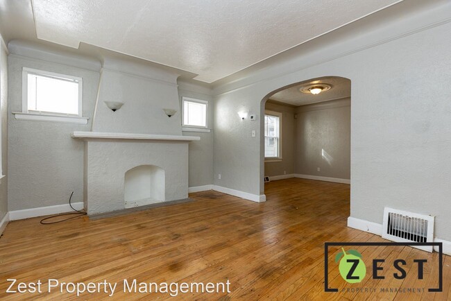 Building Photo - 2 br, 1 bath Apartment - 16832 - 16834 San...