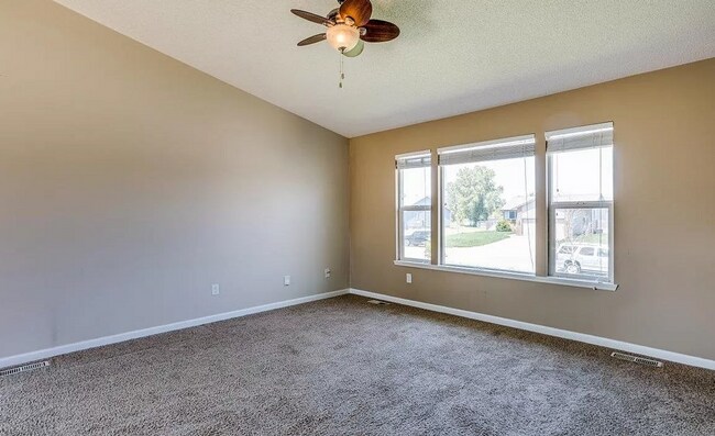 Building Photo - RECENTLY REDUCED! Stunning 5 Bed 3 Bath!