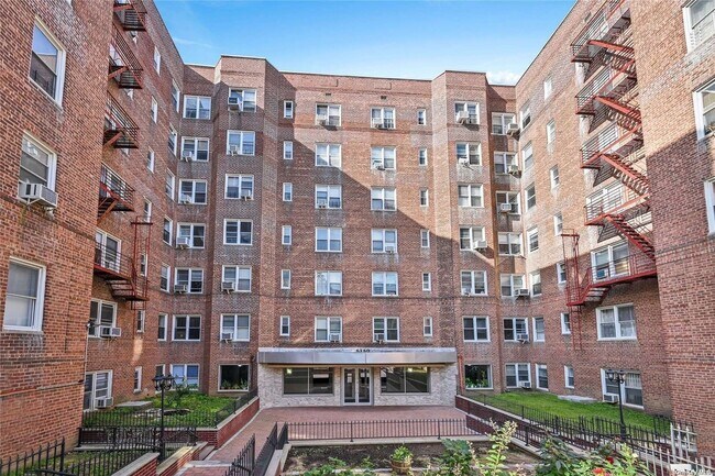 Foto del edificio - 63-60-6102 102nd St