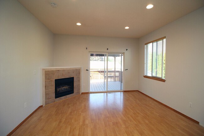 Building Photo - Freshly Updated Gresham 3 Bedroom/2.5 Bath...