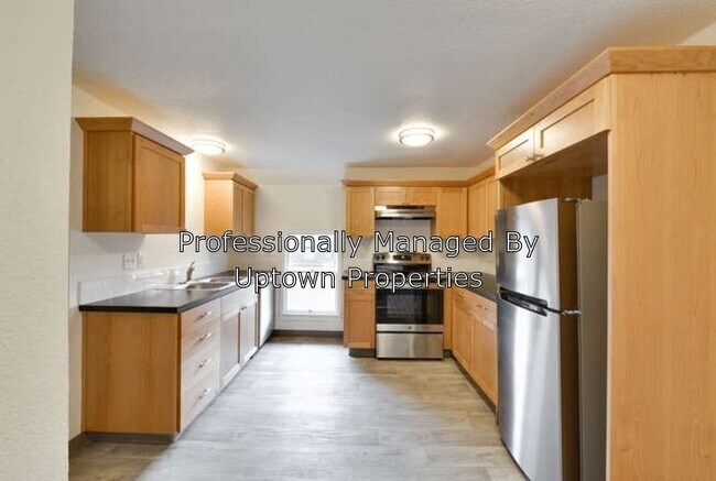 Building Photo - 3 Bed/1 Bath in Beautiful Victorian Triplex
