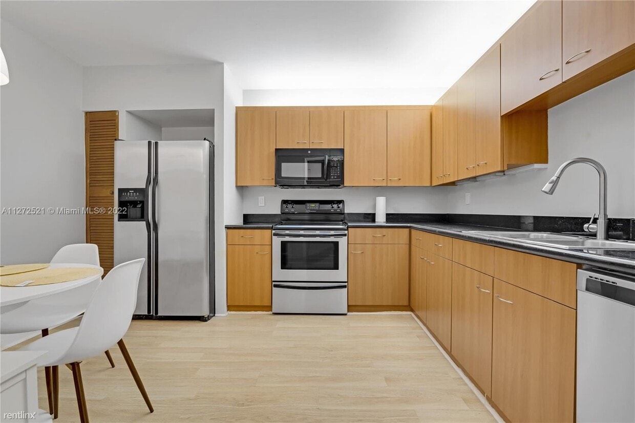 Primary Photo - 3 br, 2 bath House - 101 Crandon Blvd Apt 267