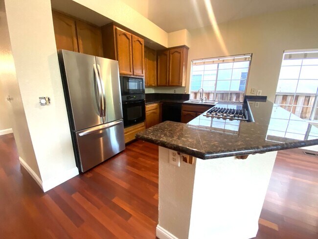 Foto del edificio - Pleasanton 3 Bd./2 Bath, Lots of Light, Top Rated Schools, Close to 580/680, Shopping & Restaurants