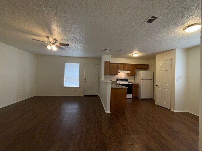 Foto del edificio - 5501 Rose Hill Cir