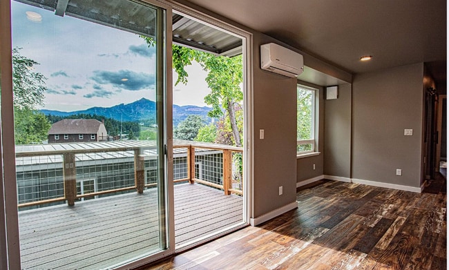 Huge glass slider to deck - 501 SW Moody Ave