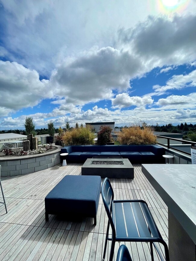 Building Photo - Sixth & Alder