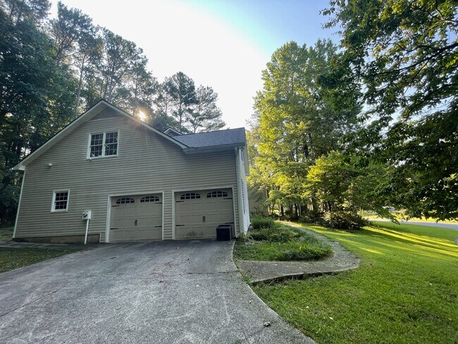 Building Photo - 1530 Rhododendron Dr NW