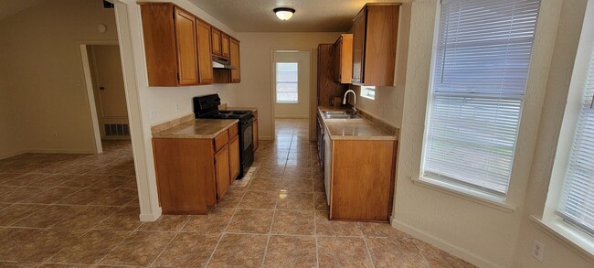 Building Photo - Like new, remodeled corner 3/2/2 all-tiled...