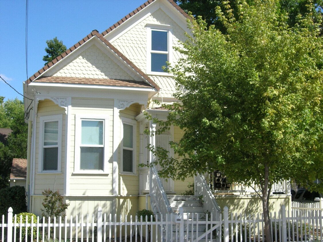 Primary Photo - Well Maintained Comfortable, Charming Vict...