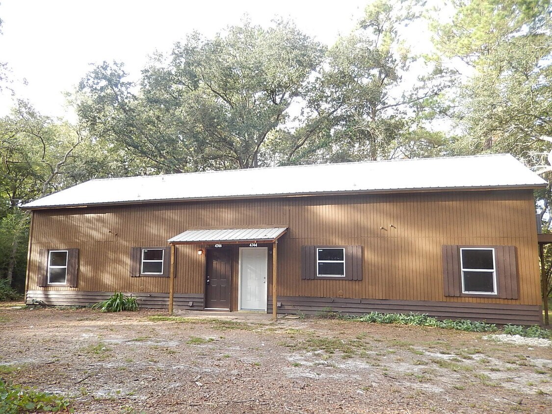 Primary Photo - REMODELED 2/1 w/ Loft & Vaulted Ceilings o...