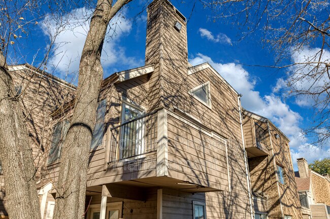 Building Photo - 9809 W Walnut St